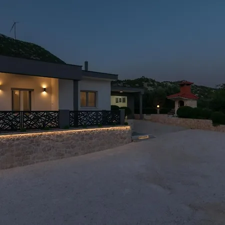 Elin - Private Pool & Peaceful Family Retreat Near Omis * Seoca